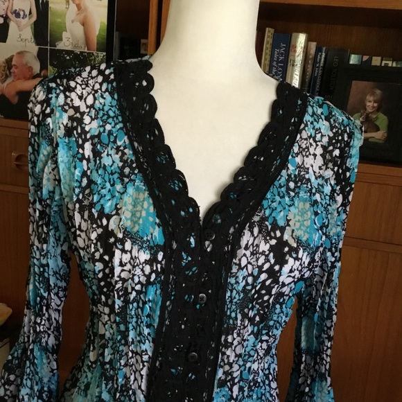 V NECK PLEATED BLOUSE WITH LACE ACCENT - Picture 9 of 12